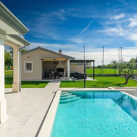 Vila Civitan With Infinity Pool In Novigrad *