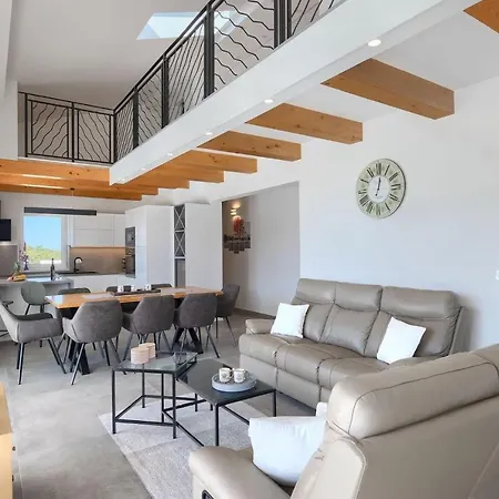 Civitan With Infinity Pool In Novigrad Villa Brtonigla