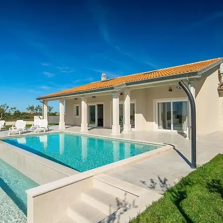Civitan With Infinity Pool In Novigrad Villa