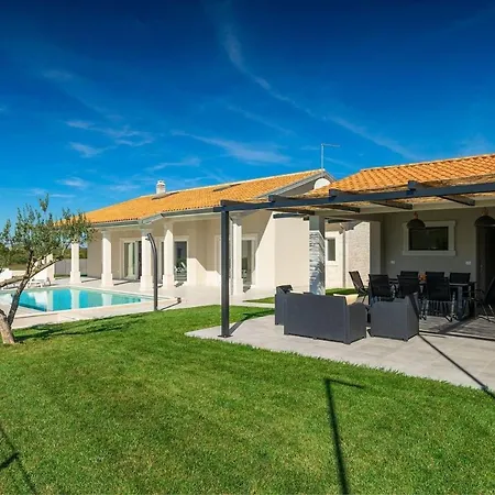 Civitan With Infinity Pool In Novigrad Villa