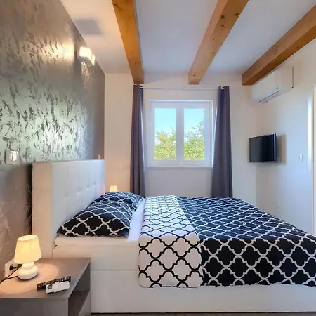 Civitan With Infinity Pool In Novigrad Villa Brtonigla
